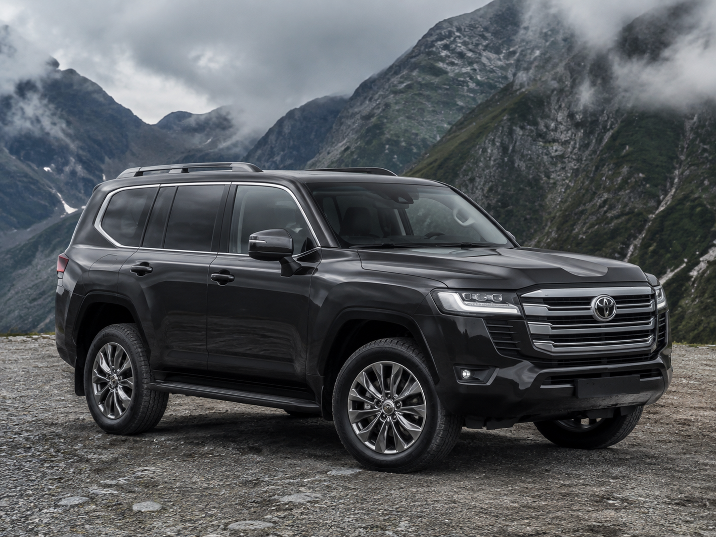 Toyota Land Cruiser 300 на фоне гор