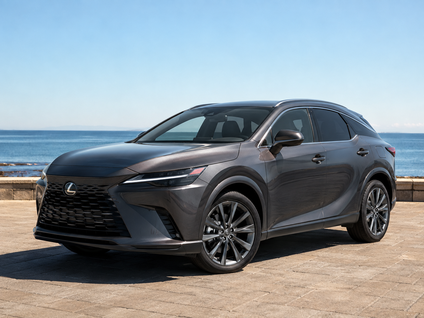 Графитовый Lexus RX у моря